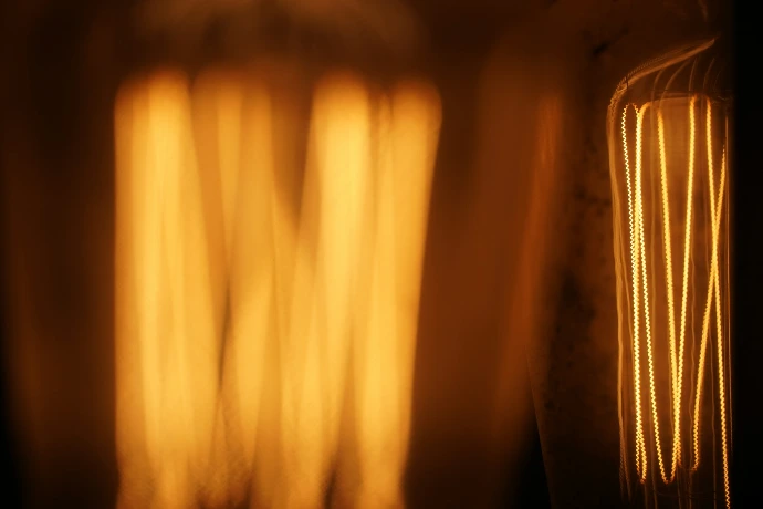 a blurry photo of a lamp in a room